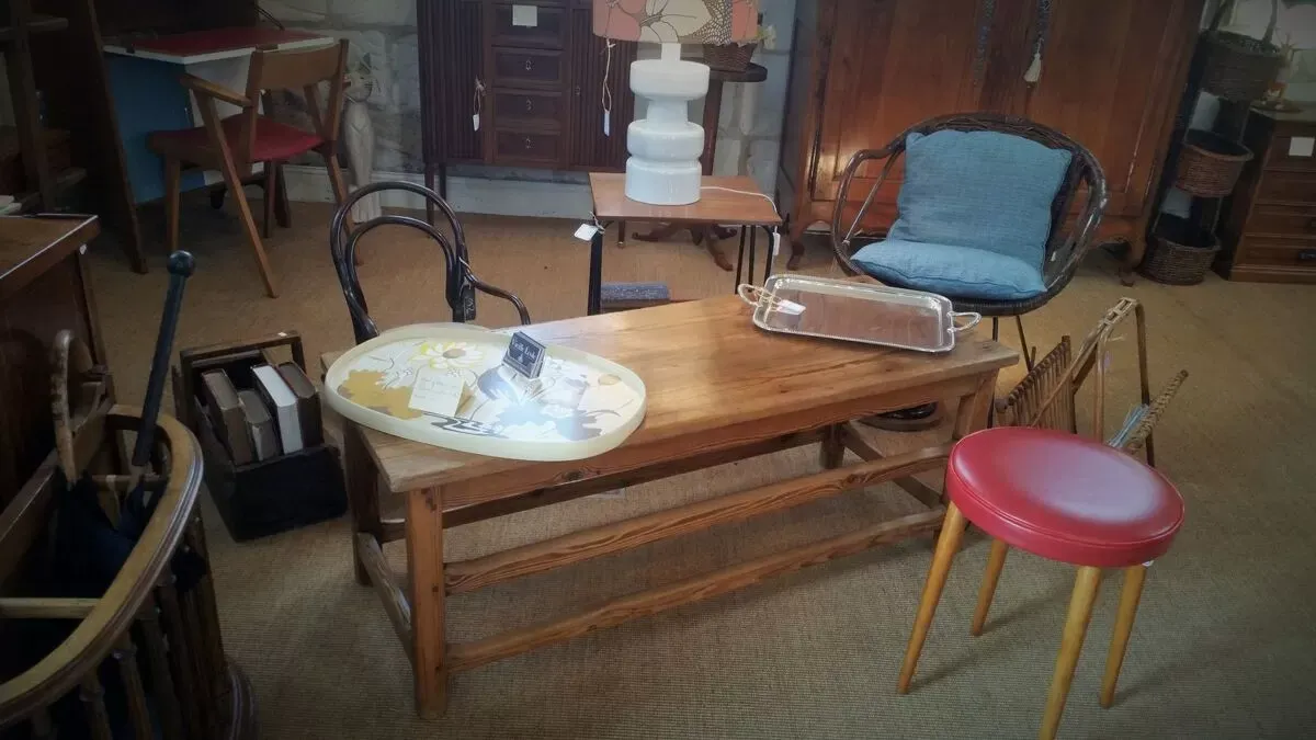 Illustration numéro 4 du produit Table basse rectangulaire en sapin ancienne