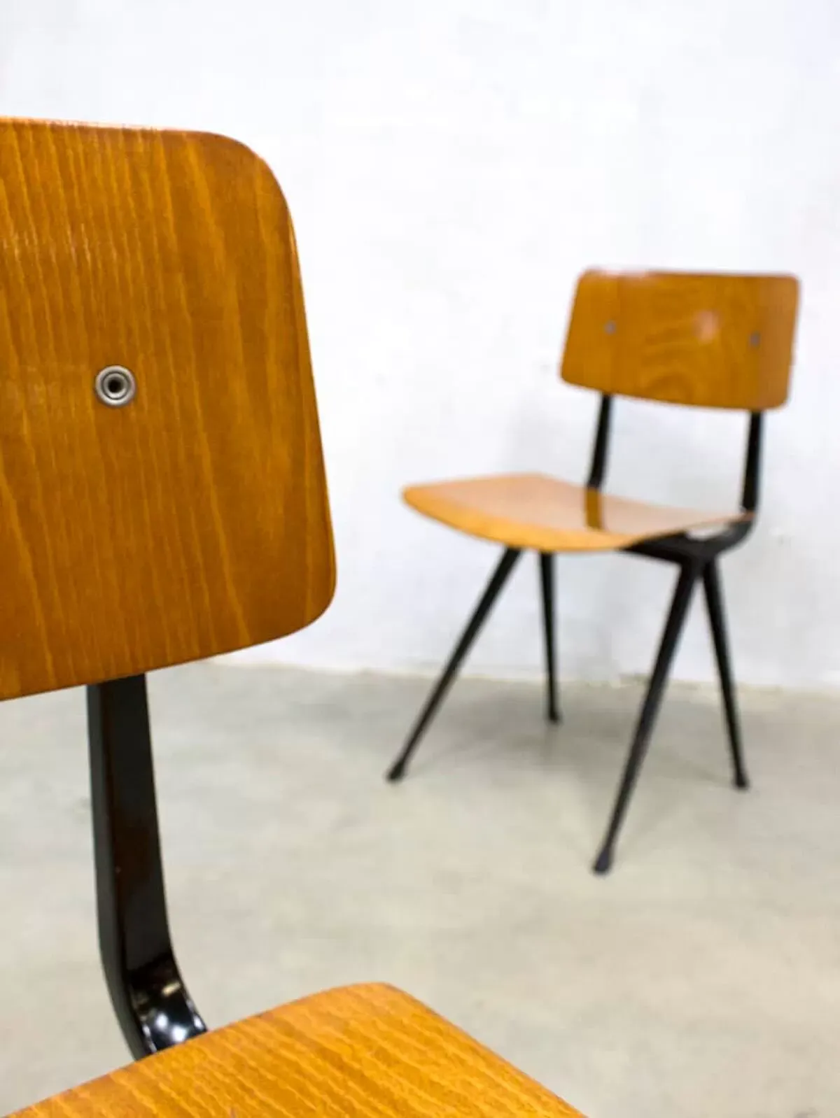 Illustration numéro 4 du produit Chaises d'école industrielle