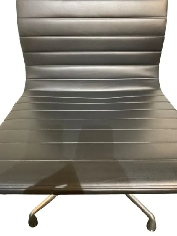 Illustration numéro 4 du produit Fauteuil EA119 de Charles & Ray Eames édition Vitra de 2002