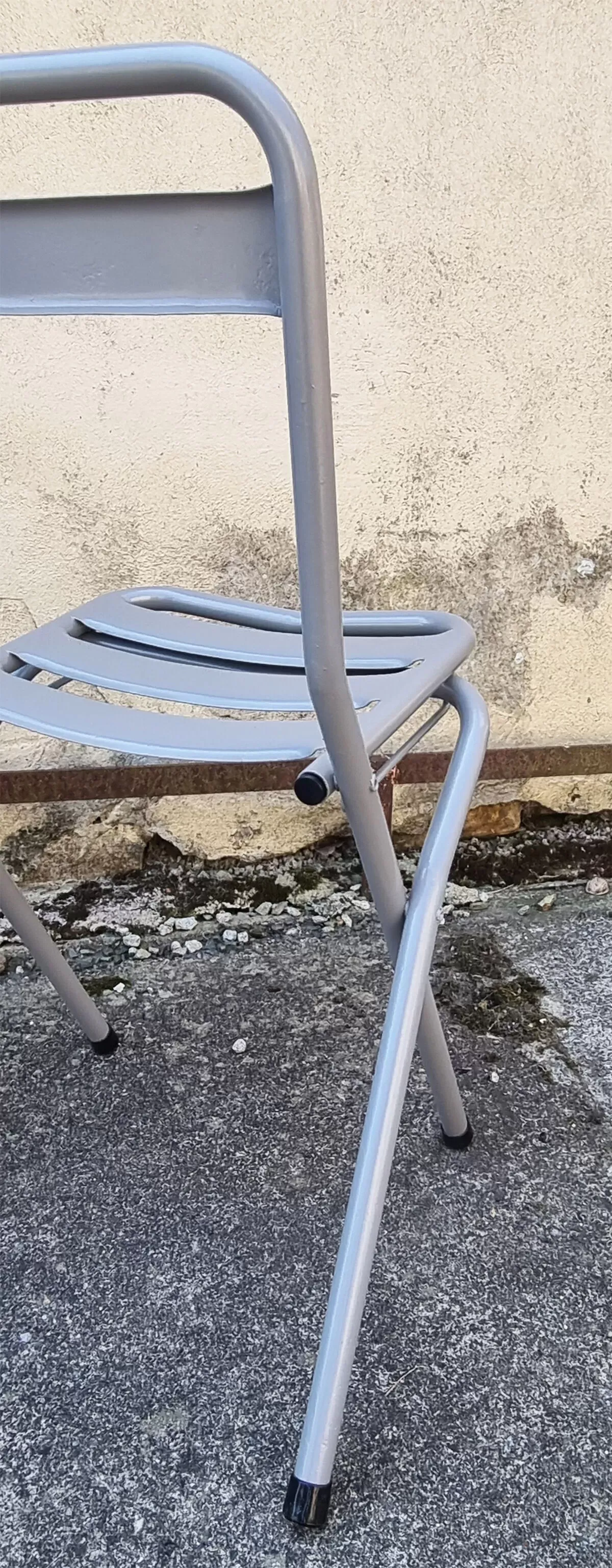 Illustration numéro 4 du produit Table tolix, design indus, et ses 3 chaises pliantes, dessinés par xavier pauchard