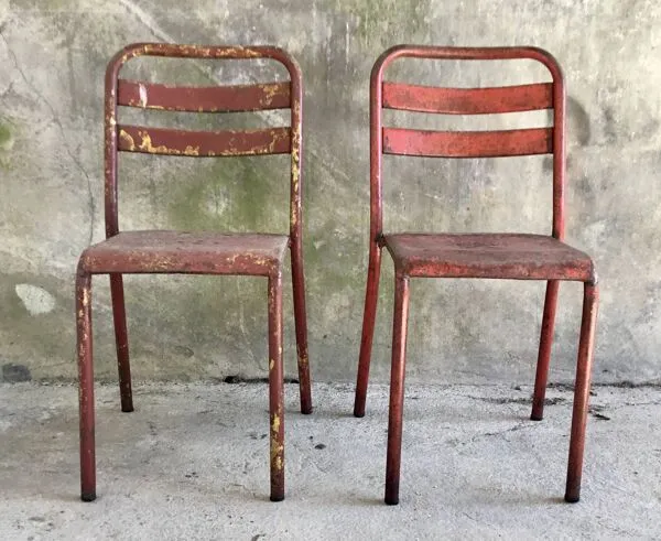 Illustration numéro 4 du produit Paire de chaises tolix T2 rouge - assise pleine - 1950