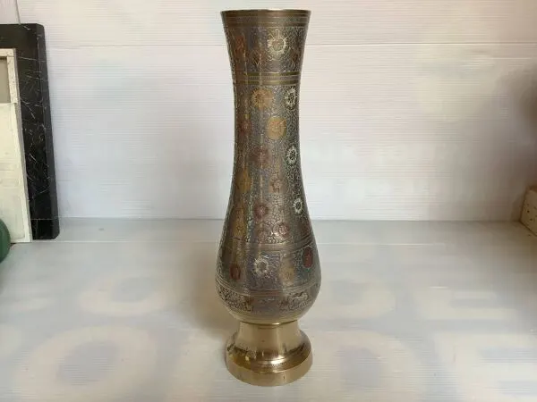 Illustration numéro 4 du produit Vase en laiton travaillé