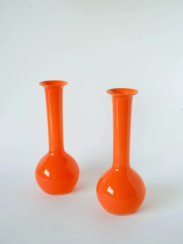 Illustration numéro 4 du produit Paire de vases en opaline, orange, design, 1970