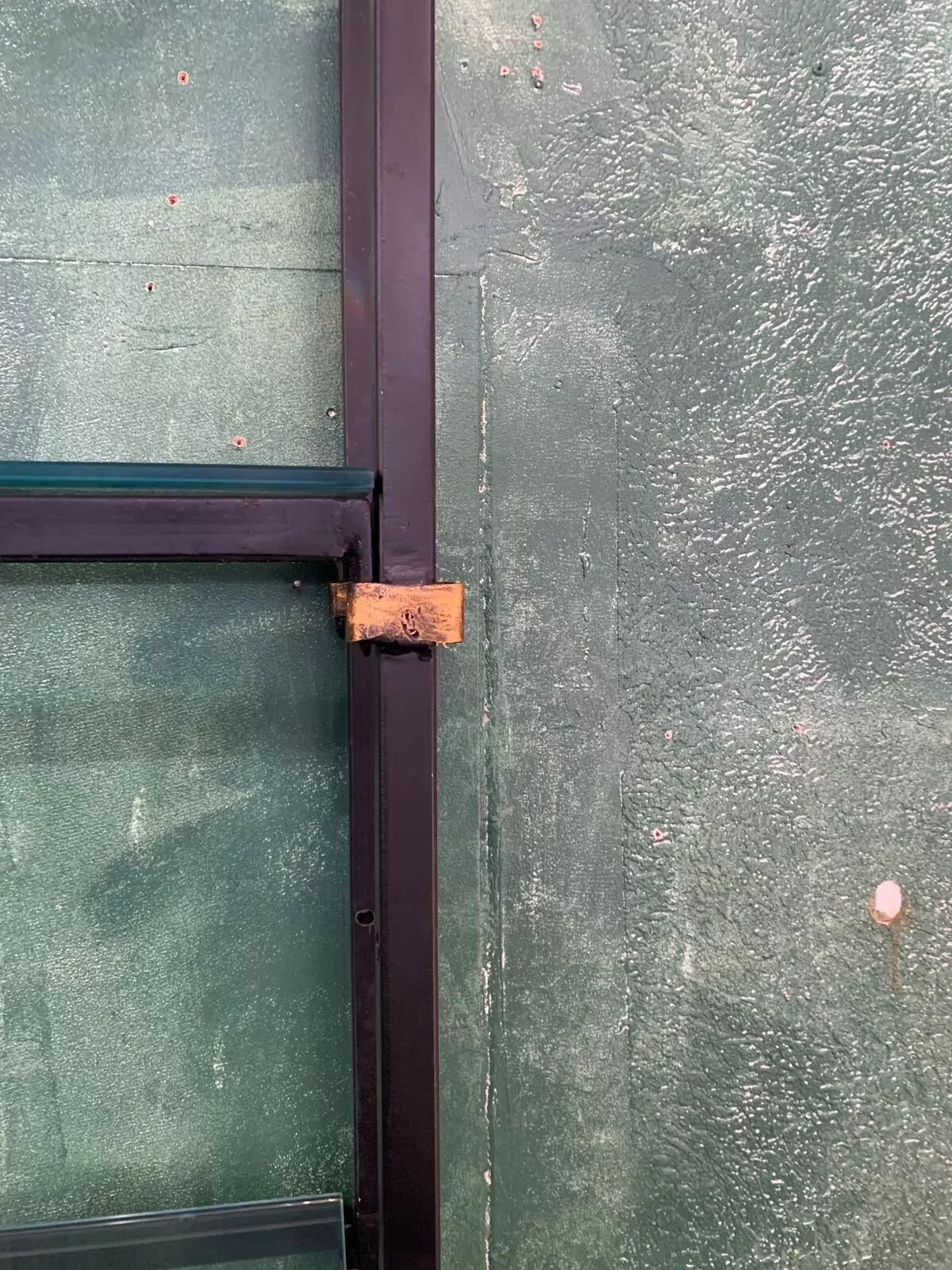 Illustration numéro 4 du produit Étagère d’usine tube en fer noir années 1960’