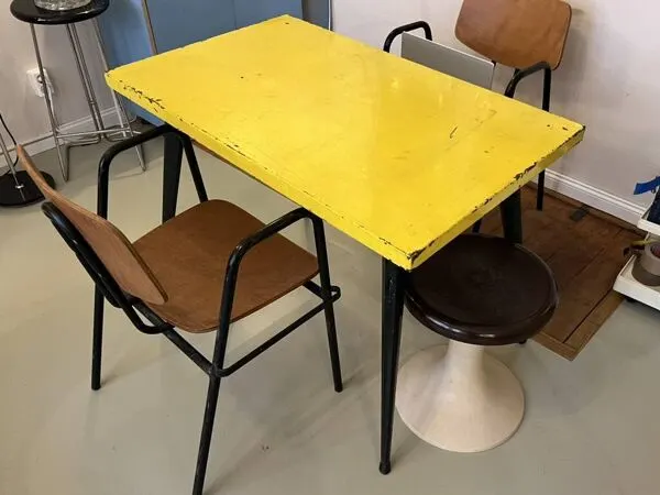 Illustration numéro 4 du produit Table  dans le style de Tolix jaune métal patiné