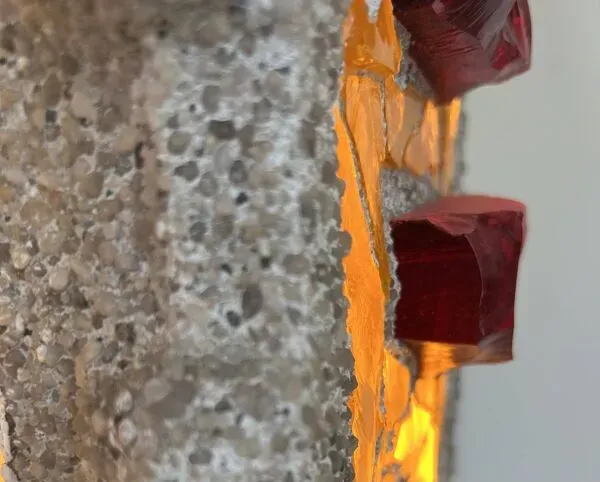 Illustration numéro 4 du produit Applique vintage XL « vitrail » ciment et verre, Suède 1950