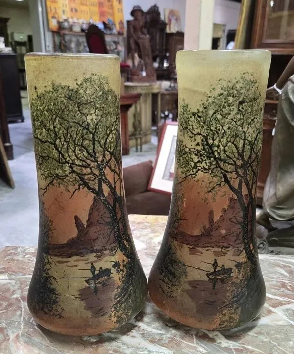 Illustration numéro 4 du produit Paire de vases en verre émaillé, à décor finement peint