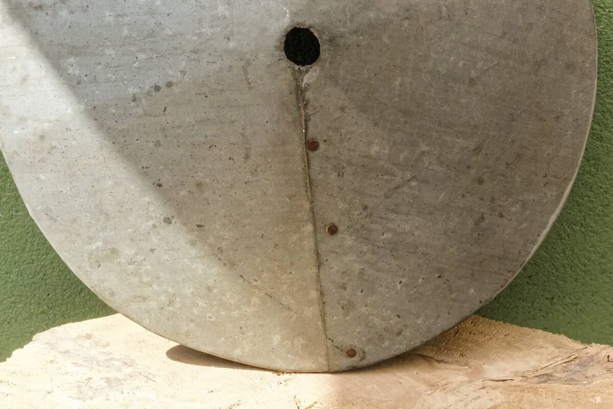 Illustration numéro 4 du produit Abat-jour en zinc riveté, art populaire