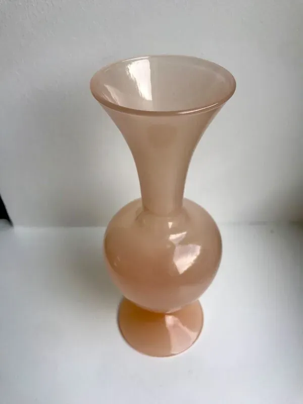 Illustration numéro 4 du produit Vase en opaline rose pâle années 40