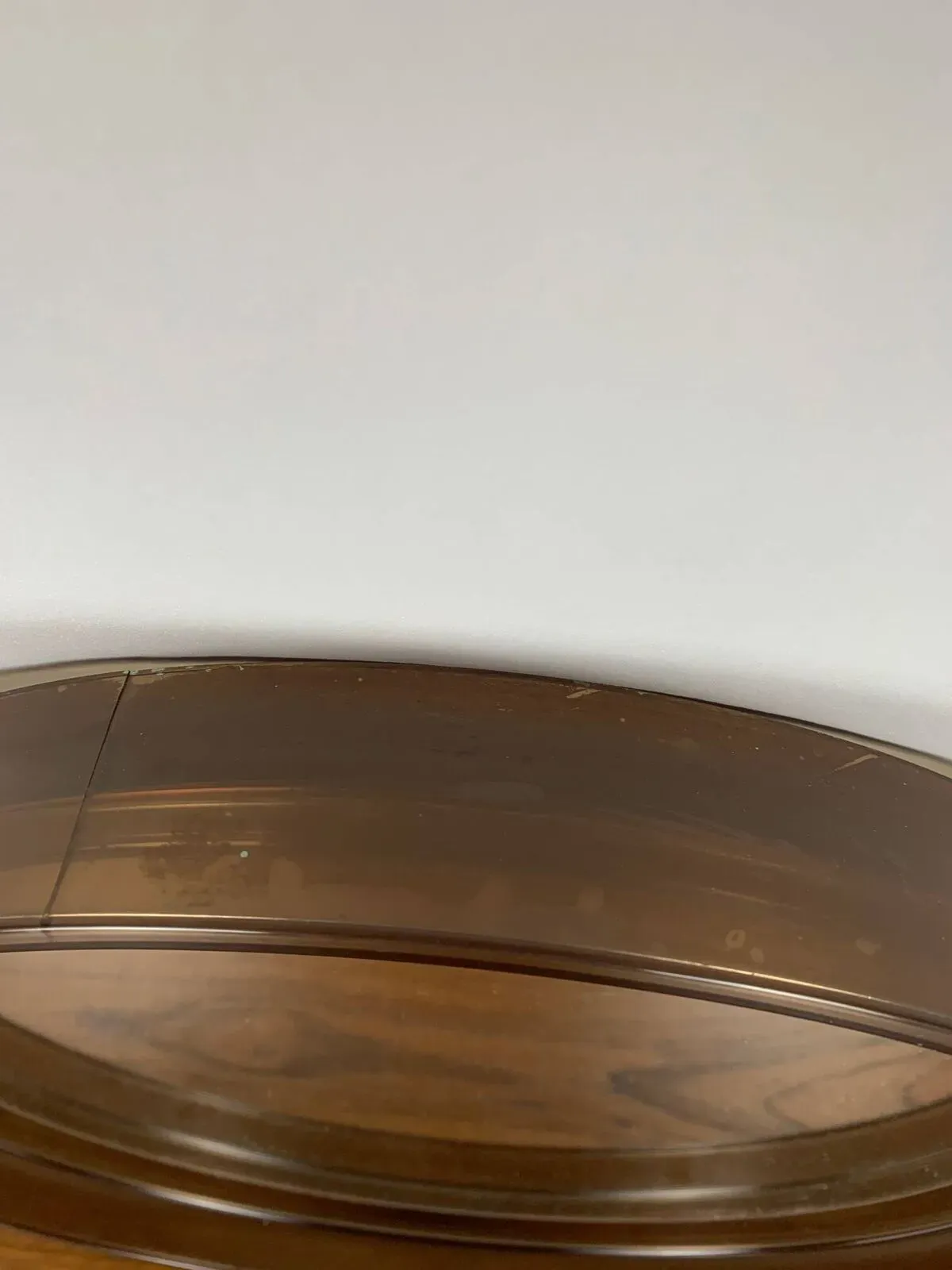 Illustration numéro 4 du produit Miroir rond en plexiglas fumé Gilac, années 1970