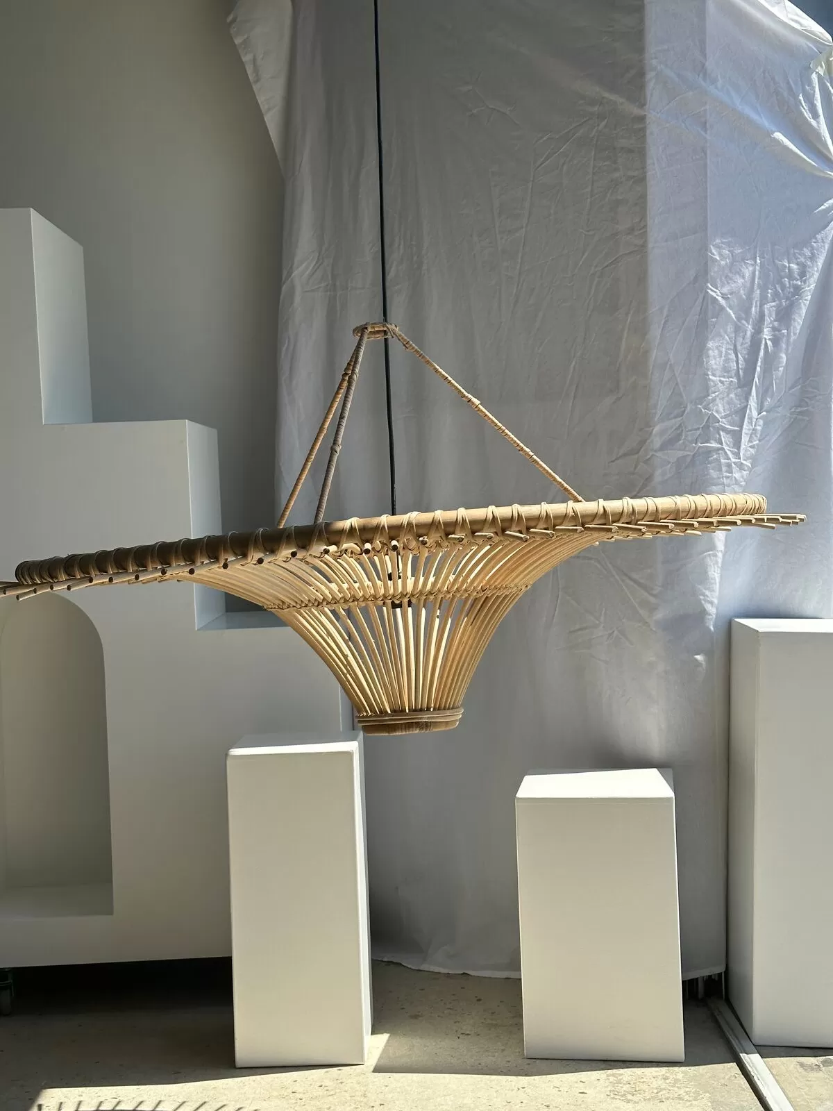 Illustration numéro 4 du produit Suspension soucoupe en rotin armature de fer D:120 H:60