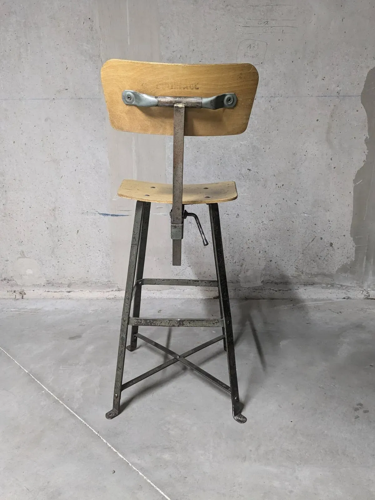 Illustration numéro 4 du produit Chaise haute d'atelier Bienaise, chaise industrielle vintage
