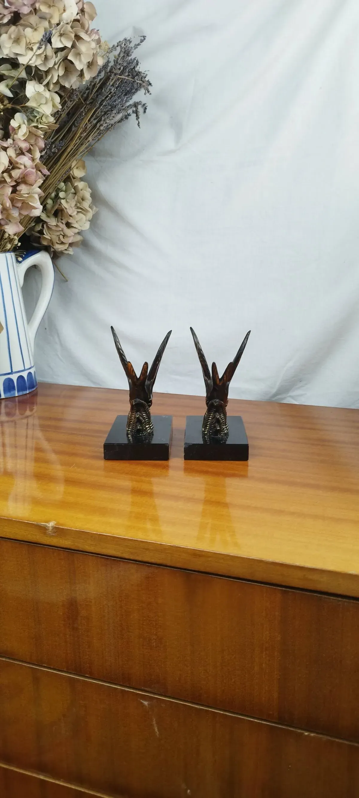 Illustration numéro 4 du produit Paire de serre-livres Art Déco envolée d'hirondelles en marbre et régule