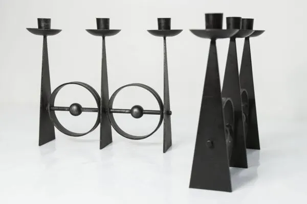 Illustration numéro 4 du produit Paire de chandeliers scandinaves en fer forgé brutaliste à 3 lumières 1960