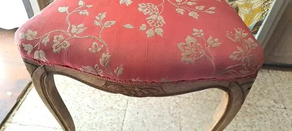 Illustration numéro 4 du produit Chaise bois bois vernissé et tissu satin broché fond rouge 1920