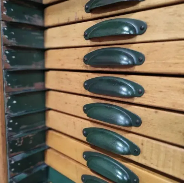 Illustration numéro 4 du produit Meuble à caractères d'imprimerie vintage   Rangement industriel   Lettres en plomb originales