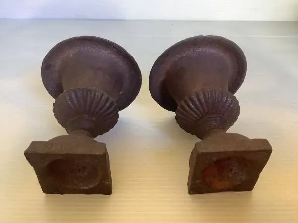 Illustration numéro 4 du produit Paire de bougeoirs vases Médicis en fonte