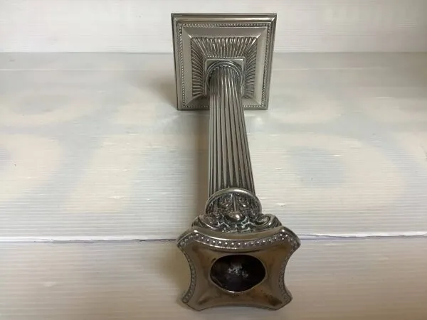 Illustration numéro 4 du produit Bougeoir colonne argenté en métal Italy