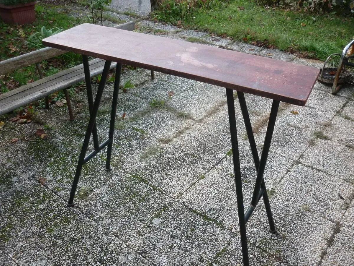 Illustration numéro 4 du produit Table haute d’atelier selette plateau en bois et tubes en métal