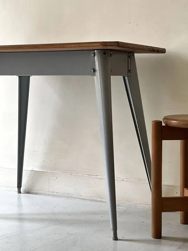 Illustration numéro 4 du produit Table à manger / bureau dlg Tolix 55 en métal et bois, design 1950