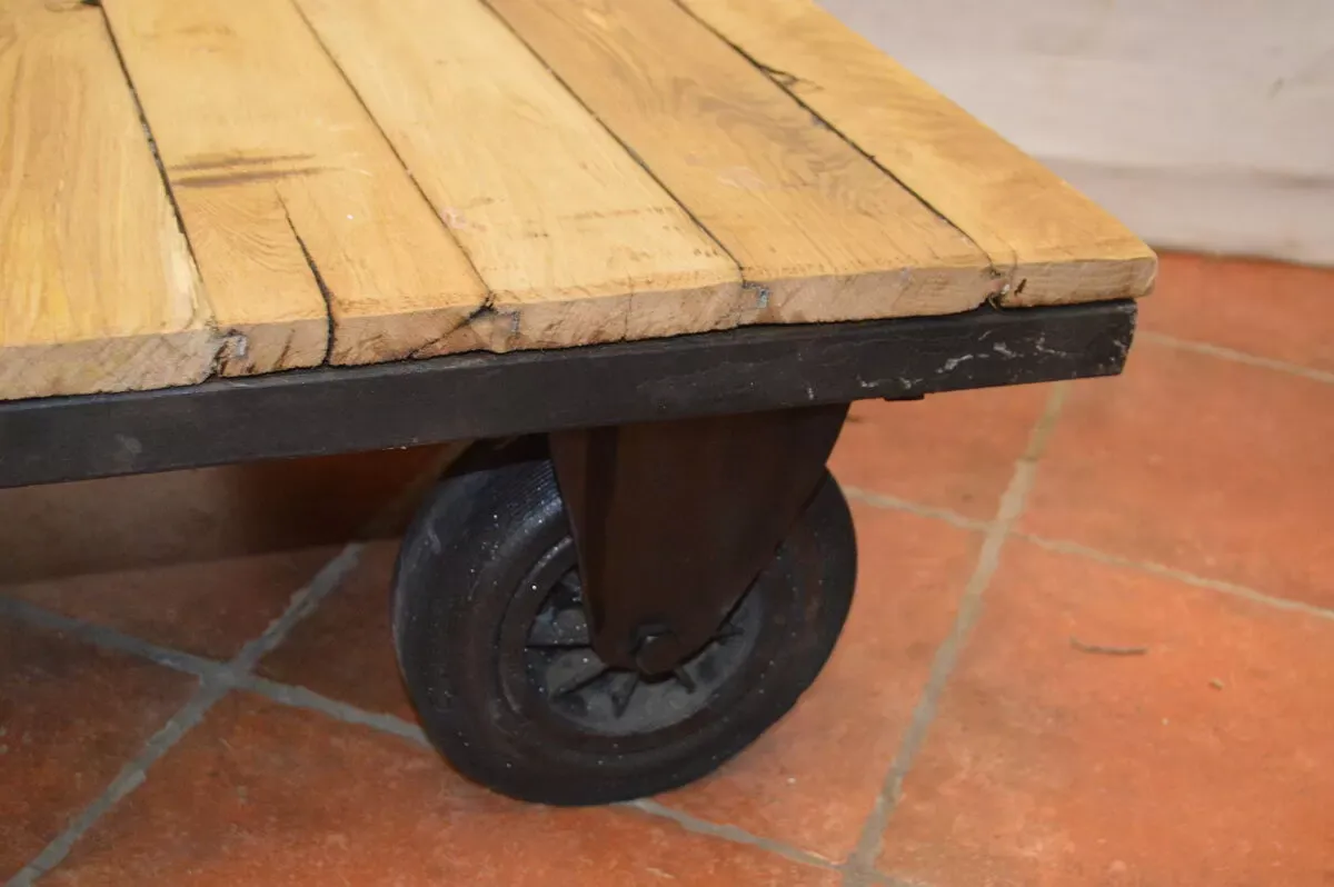 Illustration numéro 4 du produit Palette industrielle / table de salon en fer et bois