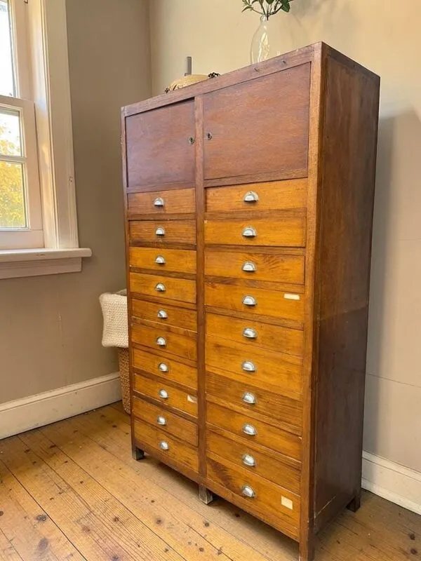 Illustration numéro 4 du produit vintage armoire à tiroirs industrielle en bois / armoire d'archives