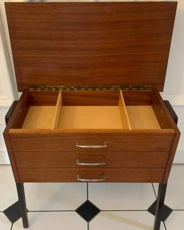 Illustration numéro 4 du produit Table d’appoint vintage