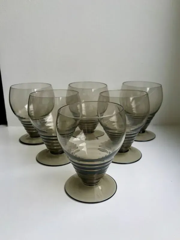 Illustration numéro 4 du produit Ensemble de 6 petits verres à vin design art déco en verre fumé années 30-40
