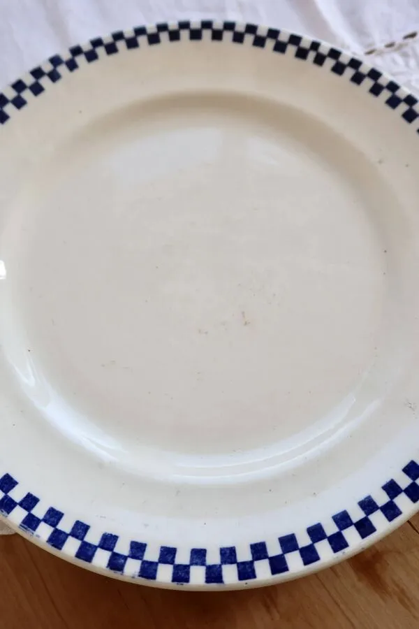 Illustration numéro 4 du produit Plat de service rond ancien terre de fer Salins - Modèle Damier