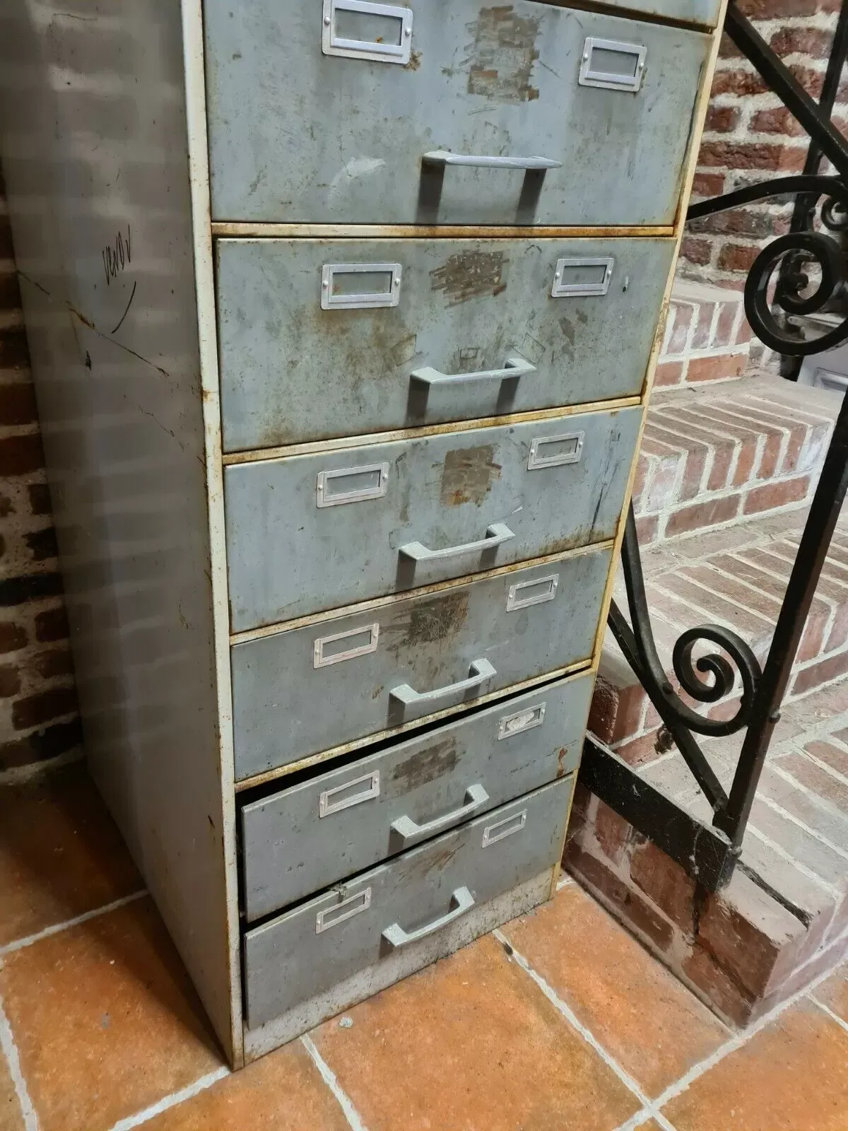 Illustration numéro 4 du produit Meuble de rangement industriel en fer