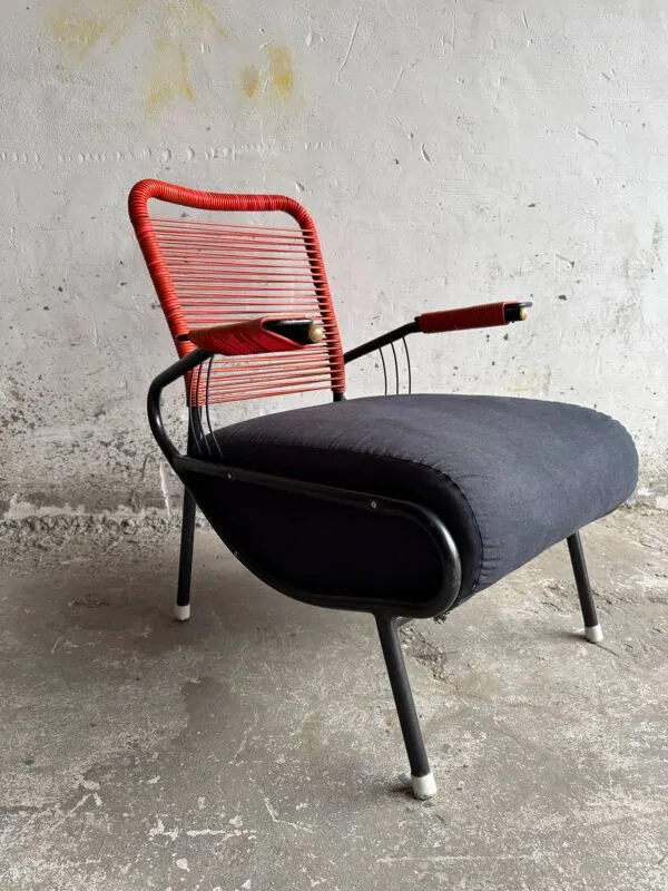 Illustration numéro 4 du produit Fauteuil Scoubidou vintage – design français des années 1950