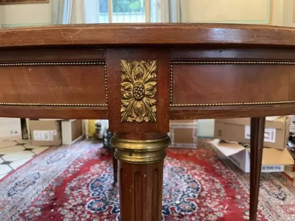 Illustration numéro 4 du produit Table ovale de salle à manger de style Louis XVI