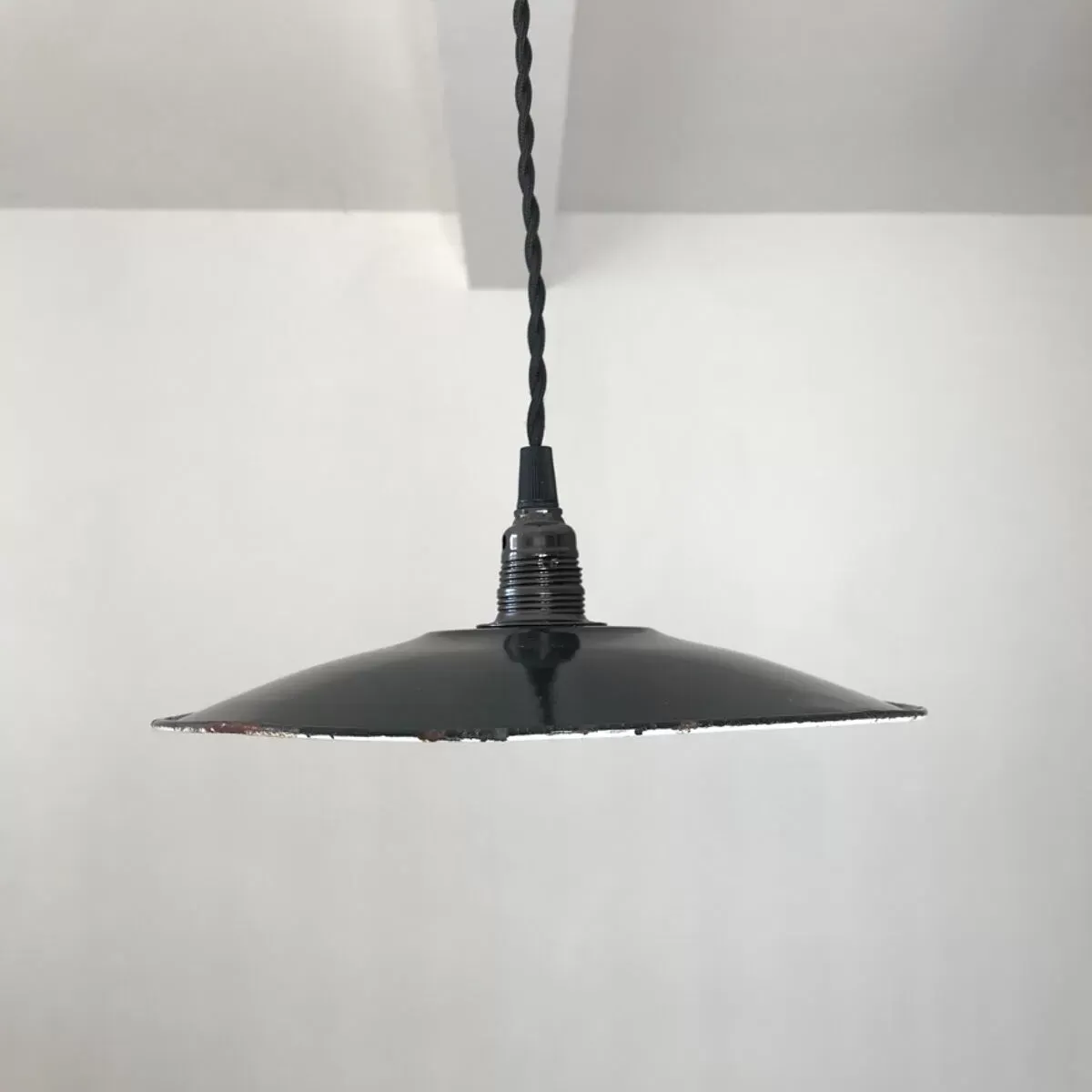 Illustration numéro 4 du produit Suspension abat-jour en métal noir