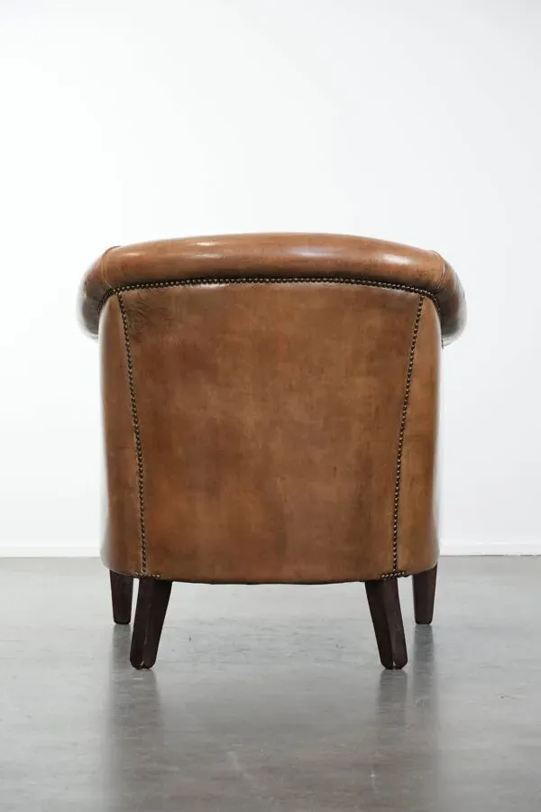 Illustration numéro 4 du produit Fauteuil au caractère unique en cuir de mouton avec des couleurs cognac claires.