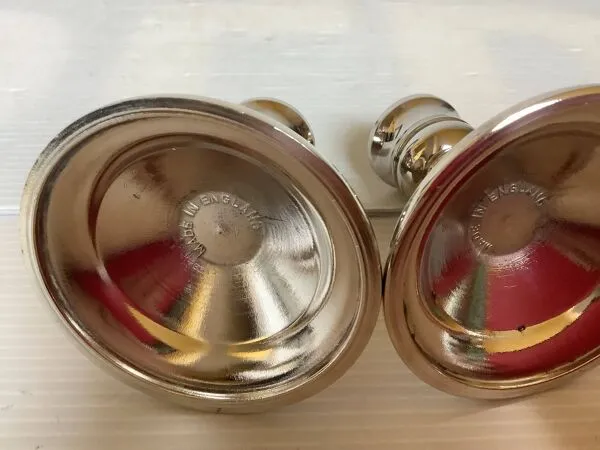 Illustration numéro 4 du produit Paire de petits bougeoirs argentés en métal England