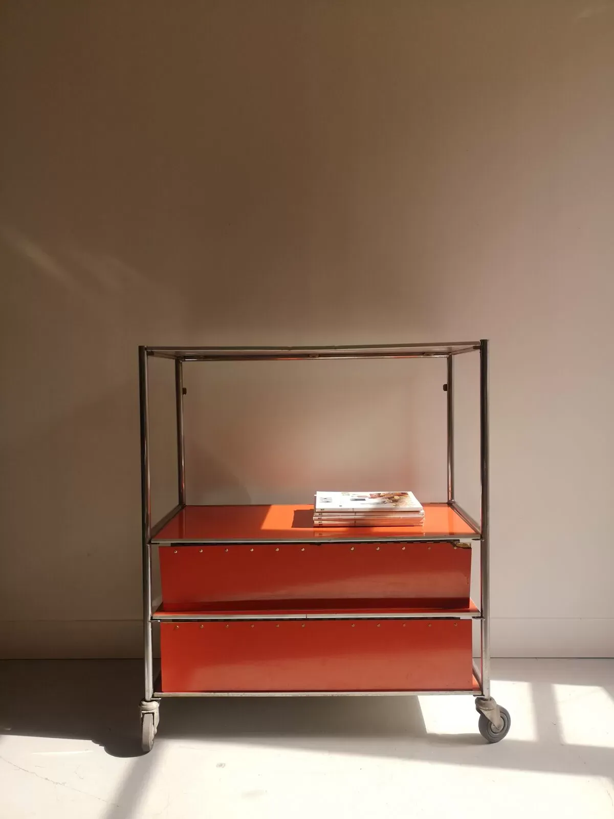 Illustration numéro 4 du produit Desserte bibliothèque à roulette en metal chromé industrielle