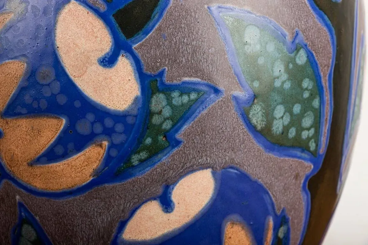 Illustration numéro 4 du produit Magnifique Vase Art-Nouveau aux motifs floraux multicolors Revernay 1910.