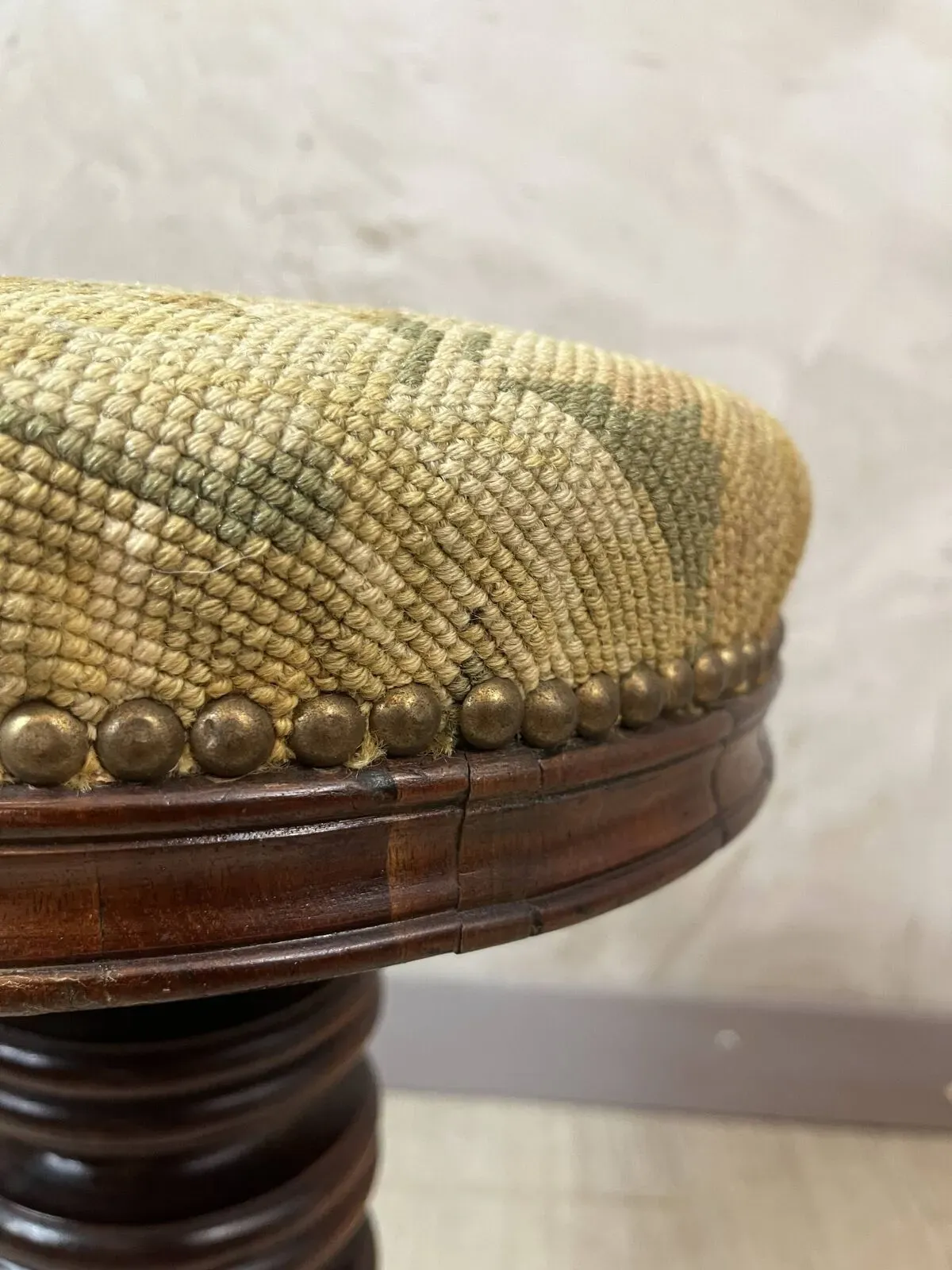 Illustration numéro 4 du produit Tabouret de piano en noyer