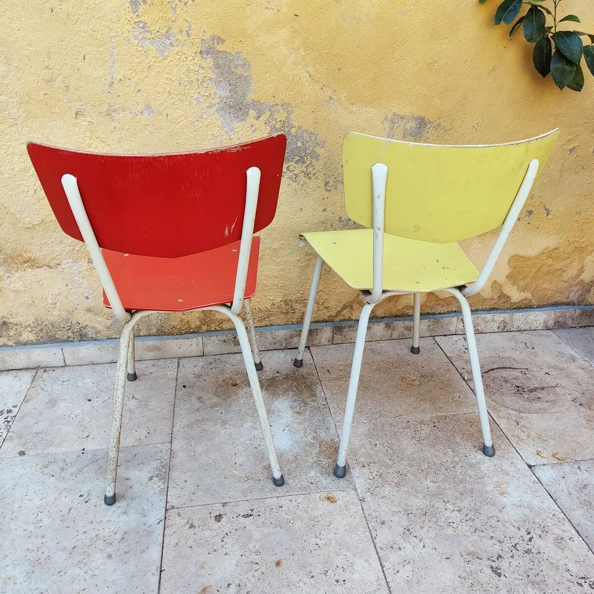 Illustration numéro 4 du produit Paire de chaises colorées