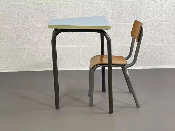 Illustration numéro 4 du produit Ancien bureau d'écolier avec sa chaise mullca assortie