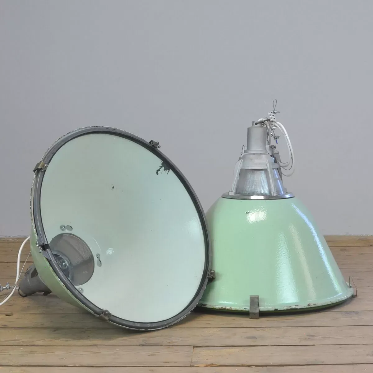 Illustration numéro 4 du produit Green Enameled Industrial Pendant Light, 1950s