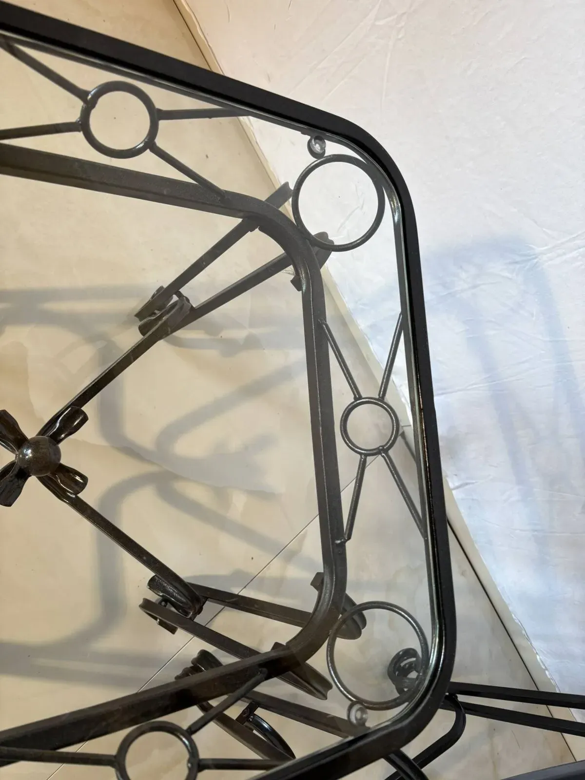 Illustration numéro 4 du produit Paire de tables d’appoint vintage en fer forgé et verre – esprit Méditerran