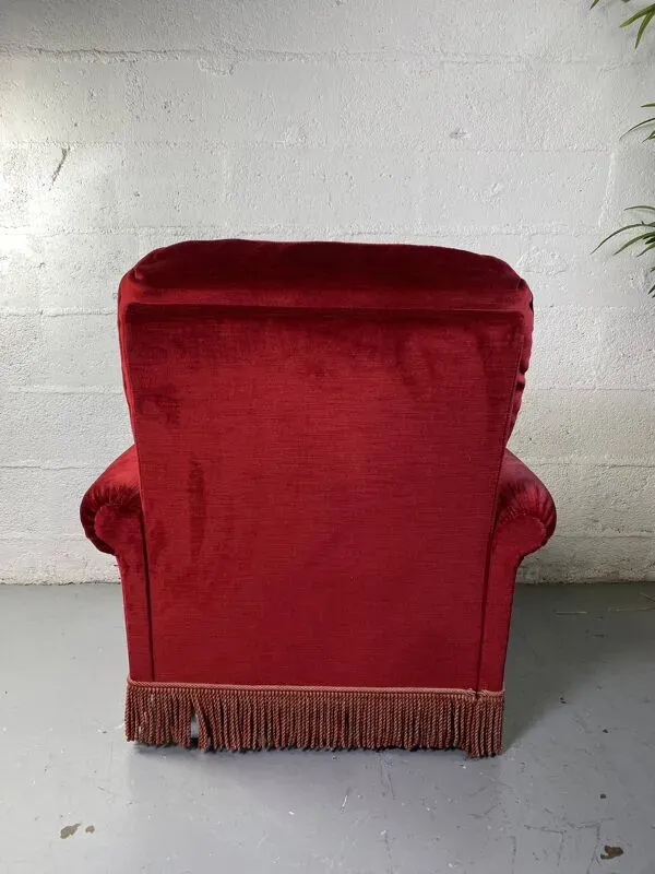 Illustration numéro 4 du produit Fauteuil crapaud en velours rouge à franges