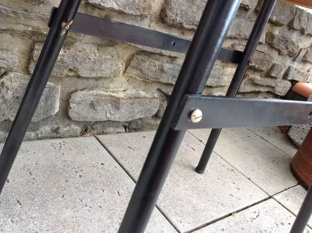 Illustration numéro 4 du produit Table d'appoint en bois et metal style industriel années 60-70