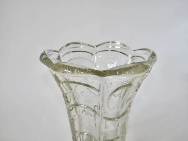 Illustration numéro 4 du produit vase en verre moulé corolle style art déco 1950