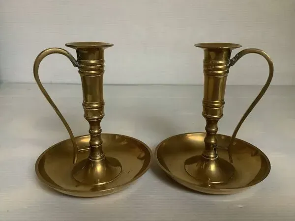 Illustration numéro 4 du produit Paire de bougeoirs rat de cave en laiton