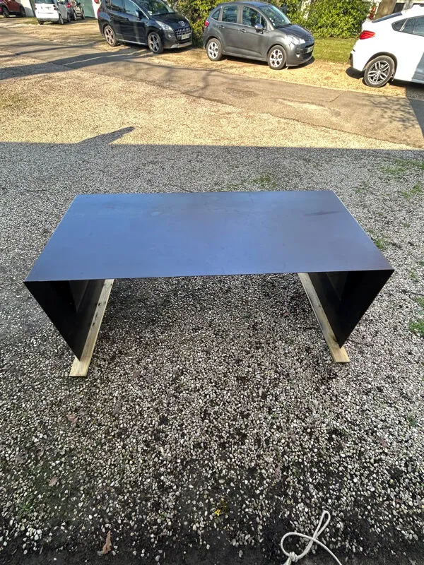 Illustration numéro 4 du produit Table métallique