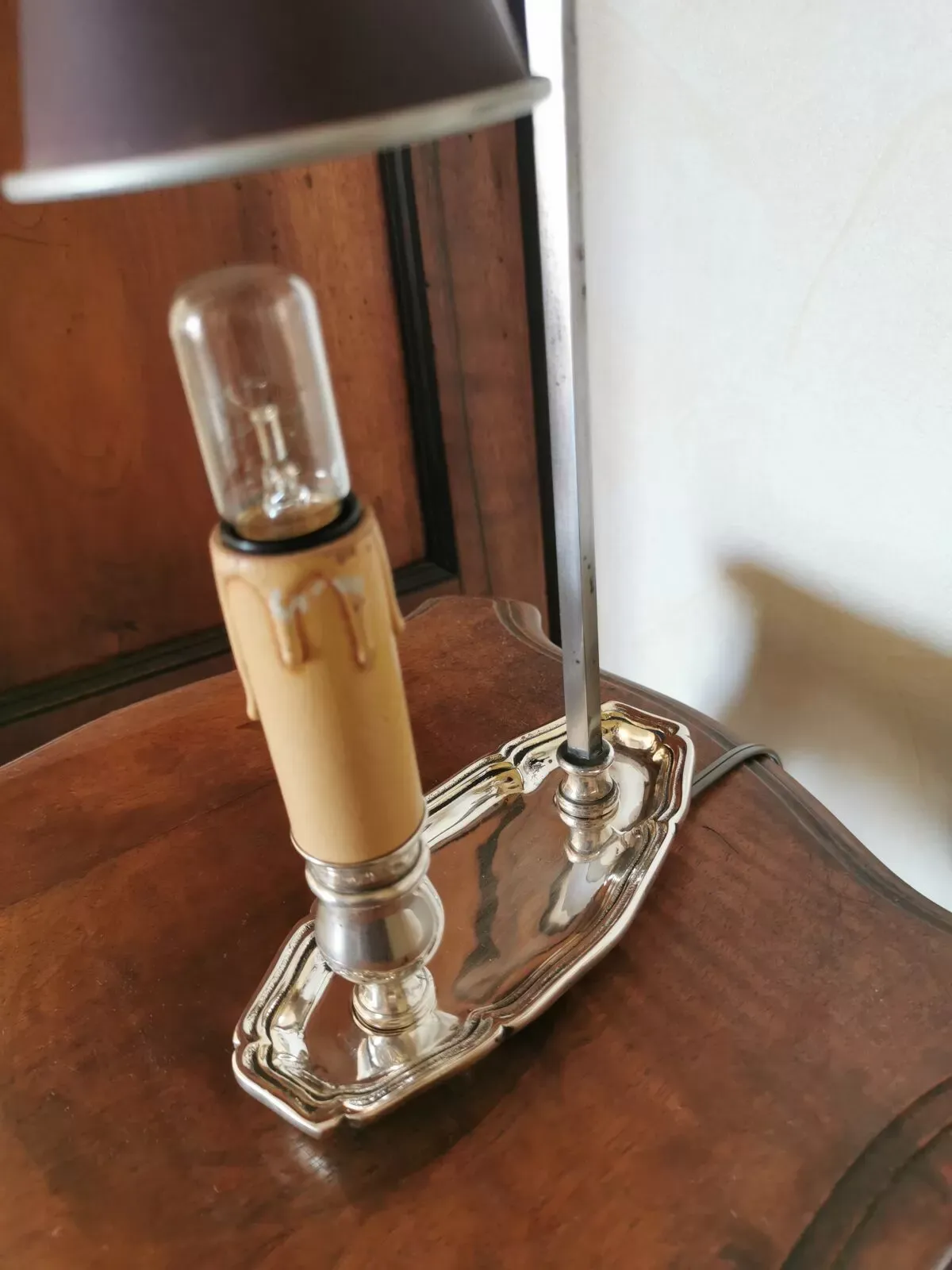 Illustration numéro 4 du produit Lampe en métal argenté avec abat-jour en tôle peinte