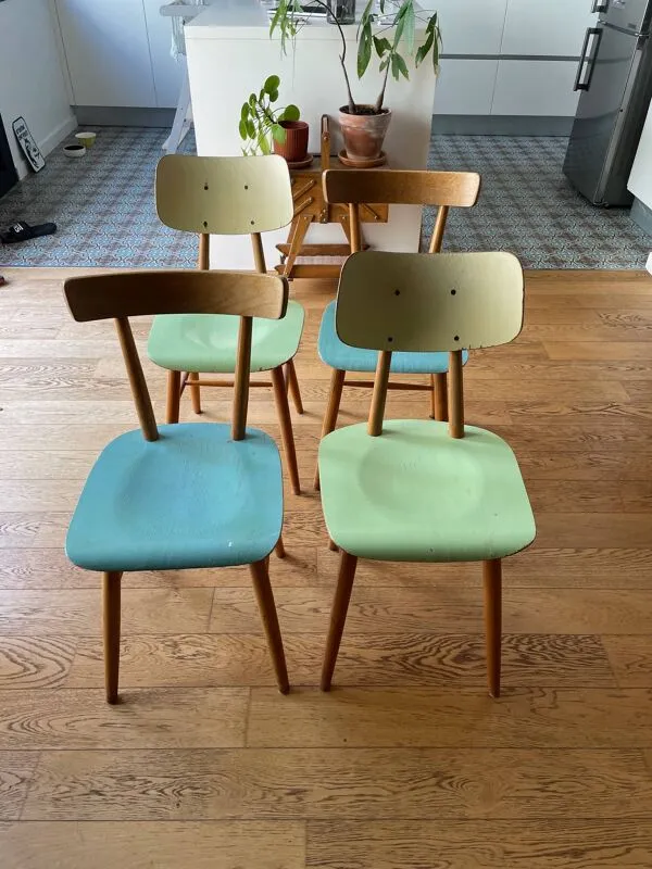 Illustration numéro 4 du produit Chaises d'écolier