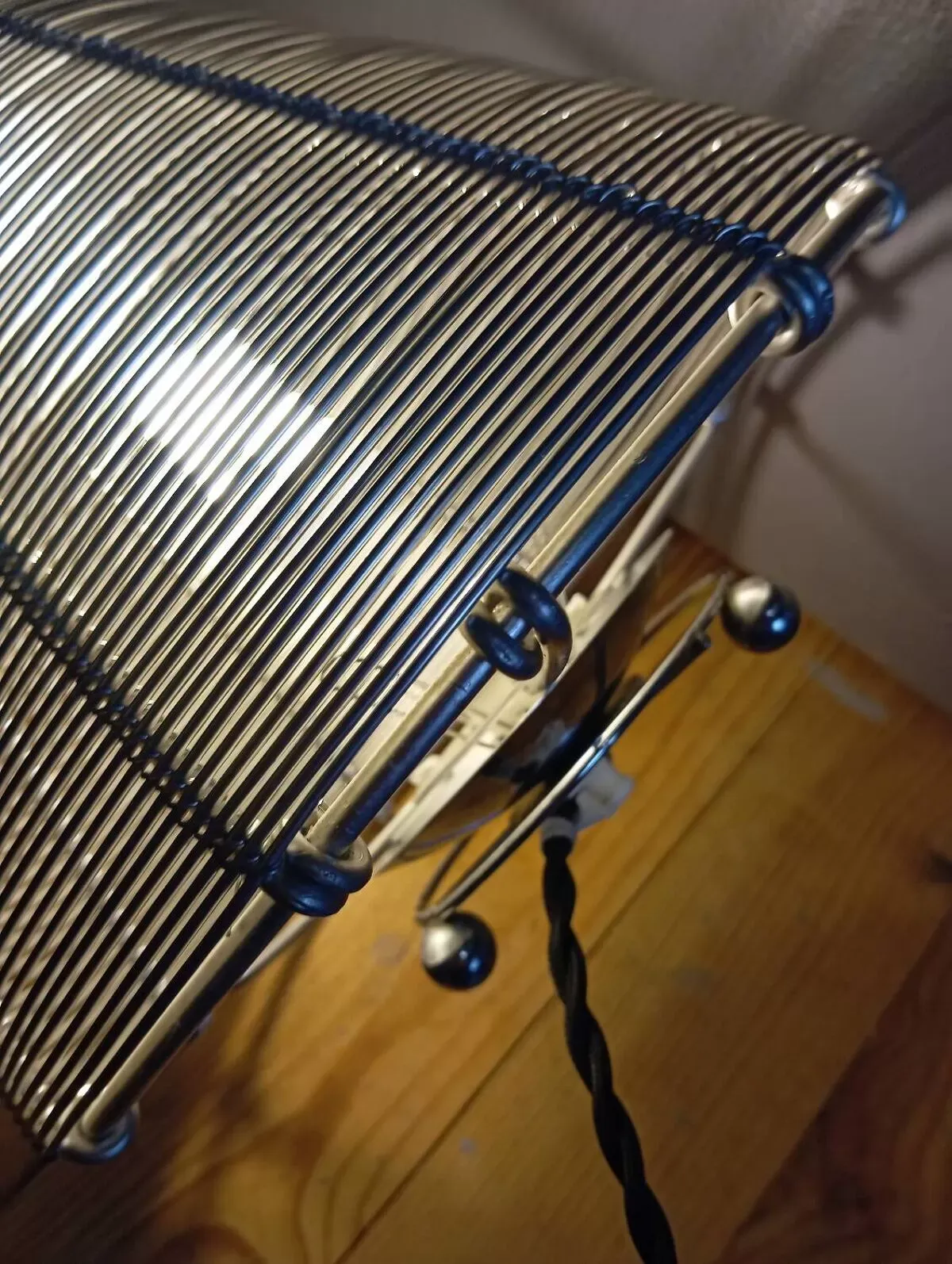 Illustration numéro 4 du produit Lampe de table conique fil inox, vintage 80's